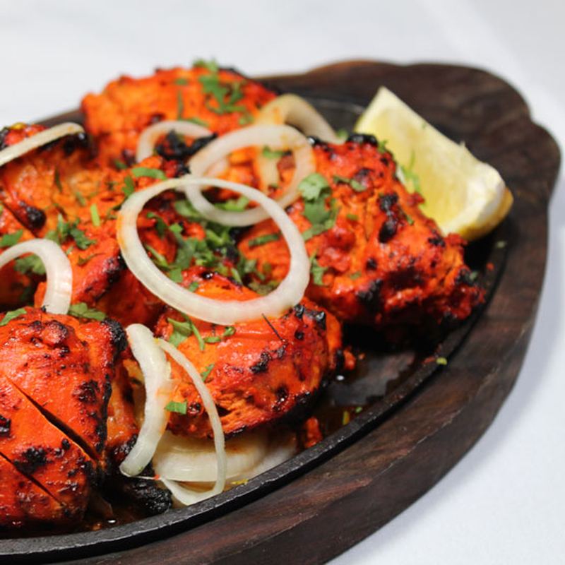 Tandoori Mix Grill Sizzler — kebab, lamb tikka, chicken tikka y langostinos