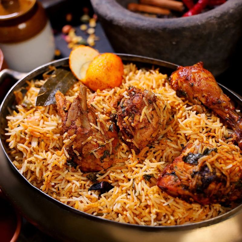 Mother India Special Biryani — arroz basmati con pollo, tikka, cordero y langostinos