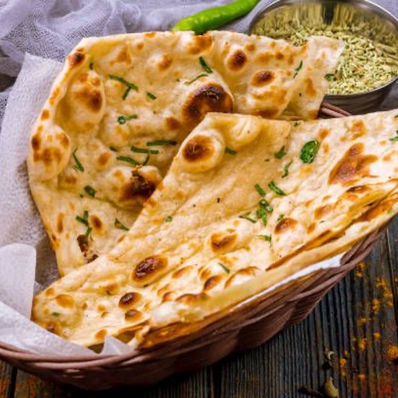 Garlic Cheese Naan — pan naan con queso fundido y ajo