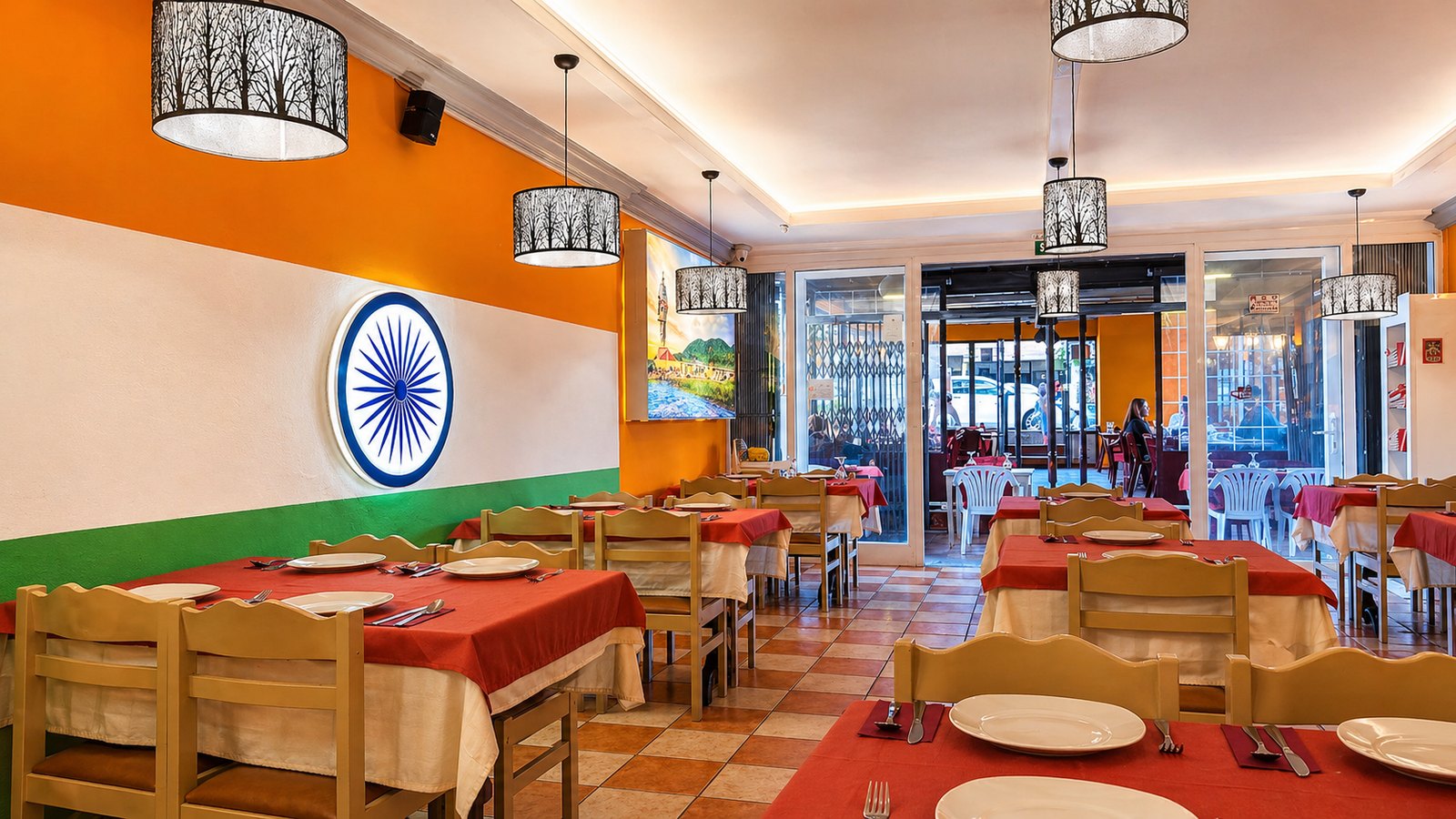 Sala interior de Mother India con bandera india pintada en la pared